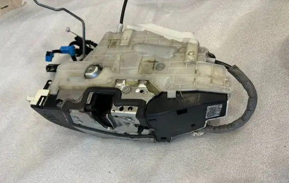 Mercedes-Benz S W221 Front door lock A2217206035 2217206035