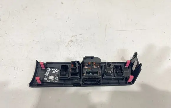 Toyota Avensis T270 Wing mirror switch 183647 GF4D140 3351L1D