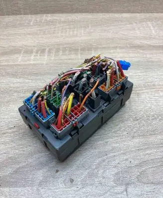 Peugeot 406 Fuse module 9459081380 A13922122431