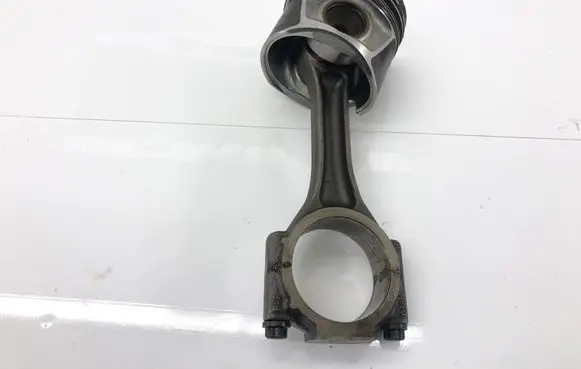 Volkswagen PASSAT B6 Piston 038J