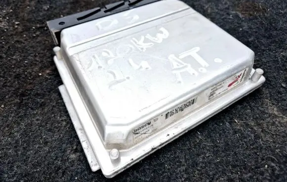 Volvo S60 Engine control unit/module 08677708 02B1010319