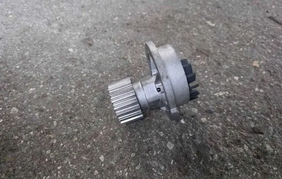 Chevrolet Cruze Water pump 96352650