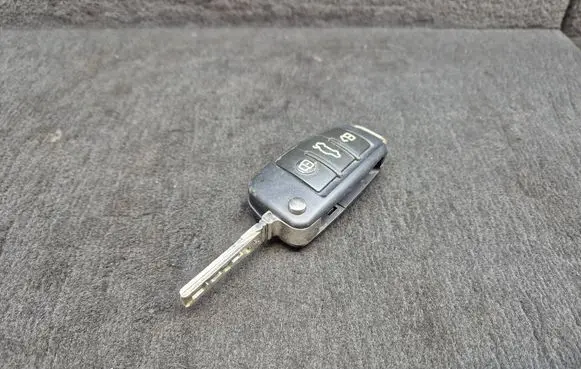 Audi A4 S4 B7 8E 8H Ignition key/card 8E0837220E