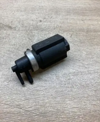 Audi A4 S4 B5 8D Vacuum valve 8D0906627