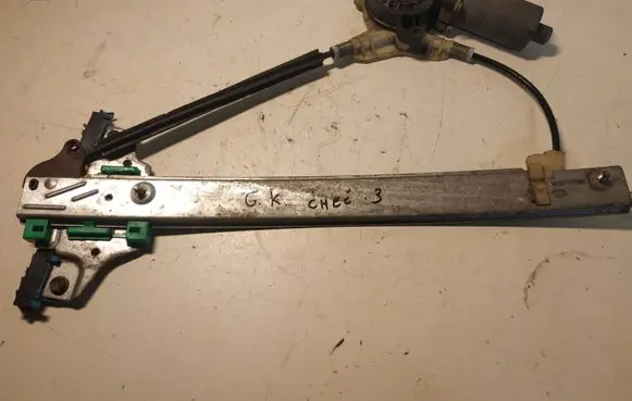 Toyota Avensis T220 Rear door window regulator motor 0130821744