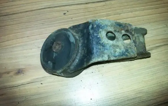 Nissan Almera Engine mount bracket