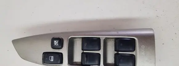 Toyota Corolla Verso E121 Electric window control switch 8404013081