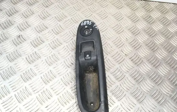 Renault Clio II Electric window control switch 8200084013
