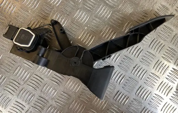 Mercedes-Benz A W169 Accelerator throttle pedal A1693000304 000320 040706