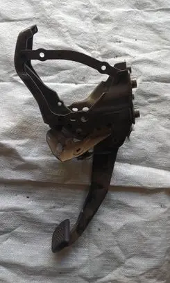 Toyota RAV 4 (XA40) Brake pedal