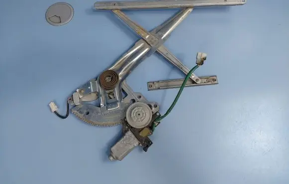 Mitsubishi Pajero Sport I Front door window regulator with motor MR144596 0621006526