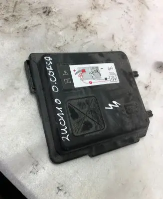 Opel Corsa F Fuse box cover 9824510780