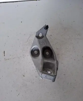 Lexus ES 250 - 300 - 330 Engine mounting bracket