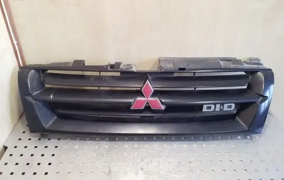Mitsubishi Pajero Front bumper upper radiator grill MR387981