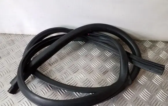 Suzuki Grand Vitara II Rear door rubber seal (on body) 
