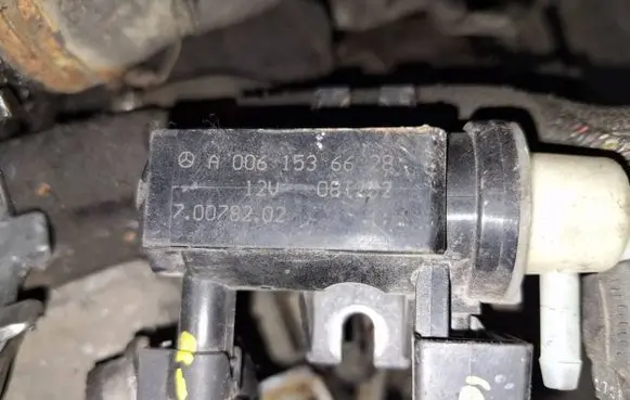 Mercedes-Benz A W169 Turbo solenoid valve a0061536628