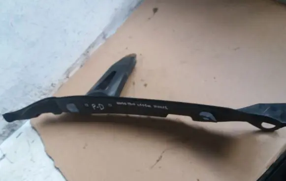 Honda FR-V Fender mounting bracket