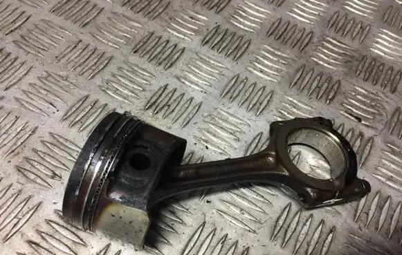 Renault Clio III Piston with connecting rod