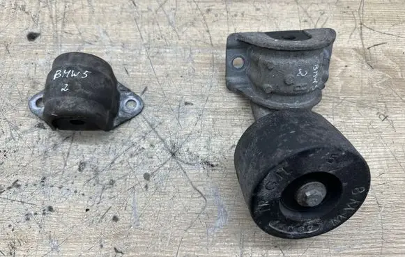 BMW 5 F10 F11 Sway bar bush bracket, rear 6796559