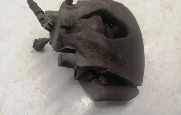 Volkswagen Golf IV Front brake caliper