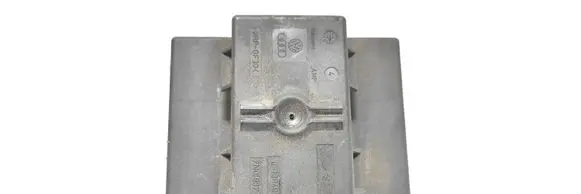 Volkswagen PASSAT B7 Fuse box cover 7N0937311