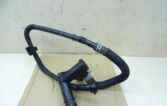 Engine coolant pipe/hose