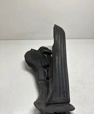 Accelerator throttle pedal