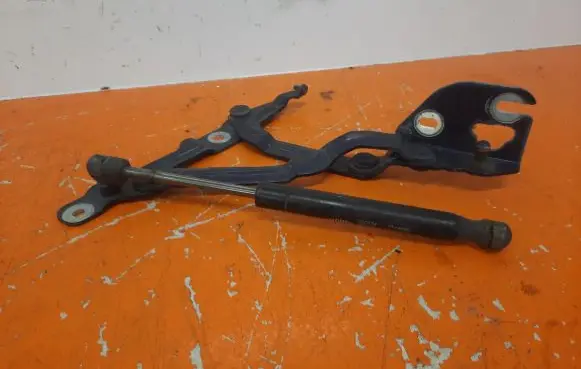 Audi A4 S4 B5 8D Tailgate/trunk/boot hinge 3B5827302