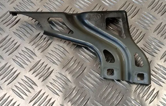 Audi Q3 8U Fender mounting bracket 8U0821135