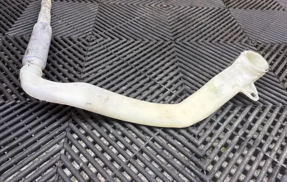 Porsche Cayenne (92A) Window washer liquid tank fill tube 7P5955463A