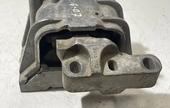 Volkswagen PASSAT B6 Engine mount bracket 1K0199262