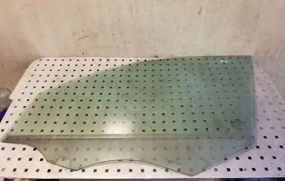 KIA Sorento Front door window glass four-door