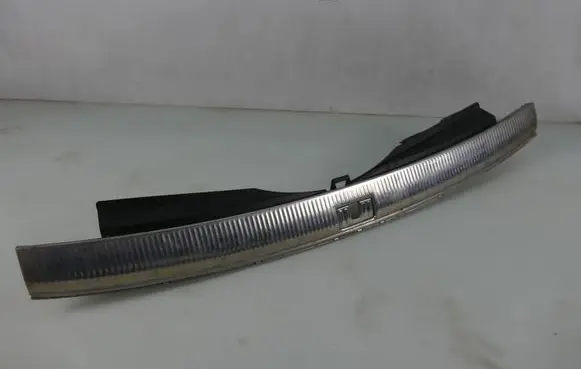 Trunk/boot sill cover protection