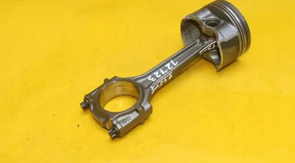 Volkswagen Golf VI Piston with connecting rod