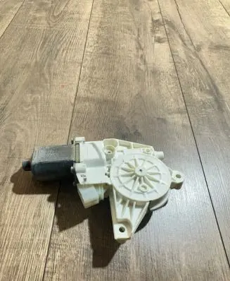 Mercedes-Benz GL X166 Front door window regulator motor A1669060301 937672101