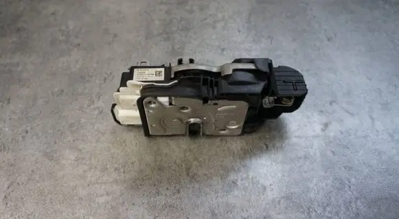 Volvo V40 Front door lock 31440392
