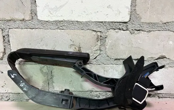 Mercedes-Benz E W211 Accelerator throttle pedal A2113000404