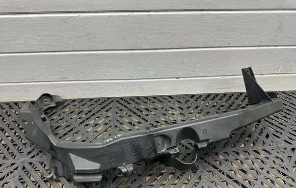 BMW 3 E90 E91 Headlight/headlamp mounting bracket 7138402 15857711