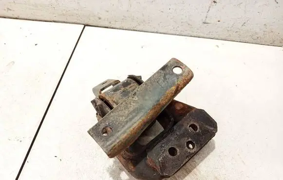 Engine mount bracket