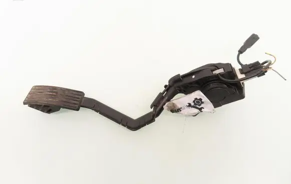 Accelerator throttle pedal