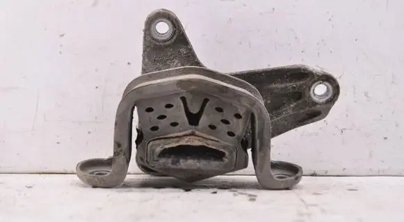 Volkswagen Transporter - Caravelle T6 Engine mount bracket 7E0399151A