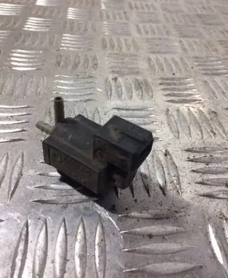 Audi A8 S8 D3 4E Vacuum valve 72240202 077906283C