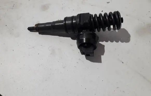Volkswagen Golf Plus Fuel injector 038130079tx