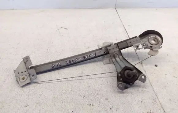 Rear door manual window regulator