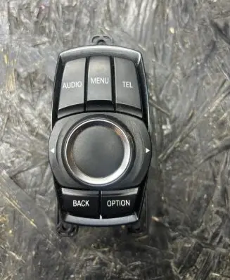 Head unit multimedia control