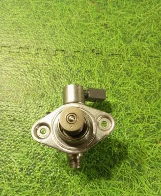 BMW X5M E70 Fuel injection high pressure pump 7595339