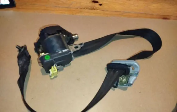 Toyota Avensis T220 Front seatbelt 33003480