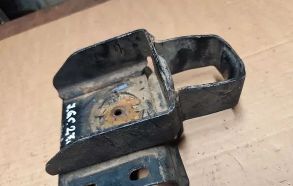 Jeep Grand Cherokee (WJ) Engine mounting bracket