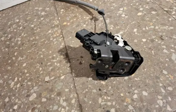 Volvo XC60 Front door lock 30799302