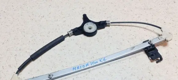 Rear window lifting mechanism without motor